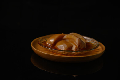 桌面上的盘子里的美味可口的焖莲藕