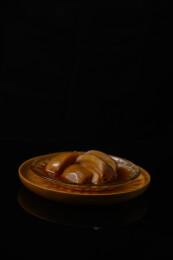 桌面上的盘子里的美味可口的焖莲藕