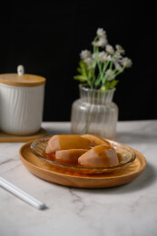 桌面上的盘子里的美味可口的焖莲藕