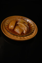 桌面上的盘子里的美味可口的焖莲藕