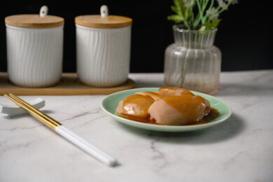 桌面上的盘子里的美味可口的焖莲藕