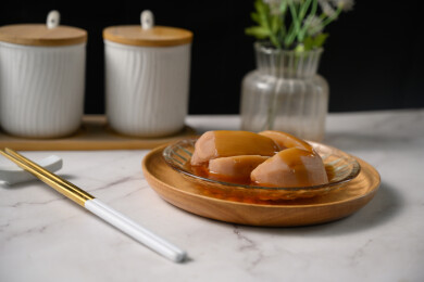 桌面上的盘子里的美味可口的焖莲藕