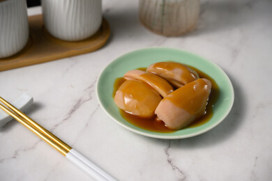 桌面上的盘子里的美味可口的焖莲藕