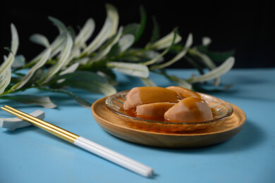 桌面上的盘子里的美味可口的焖莲藕