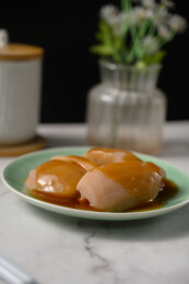 桌面上的盘子里的美味可口的焖莲藕