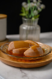 桌面上的盘子里的美味可口的焖莲藕