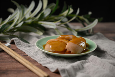 桌面上的盘子里的美味可口的焖莲藕