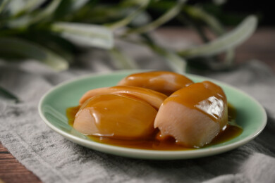 桌面上的盘子里的美味可口的焖莲藕