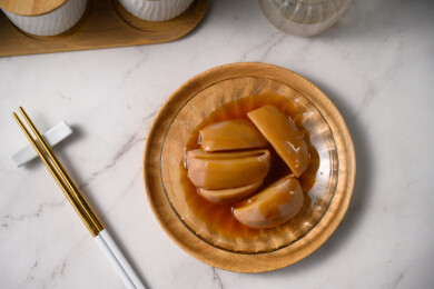 桌面上的盘子里的美味可口的焖莲藕