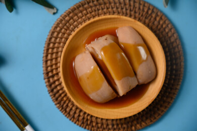 桌面上的盘子里的美味可口的焖莲藕