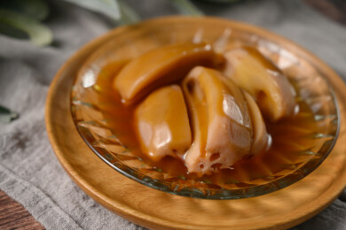 桌面上的盘子里的美味可口的焖莲藕