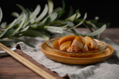 桌面上的盘子里的美味可口的焖莲藕