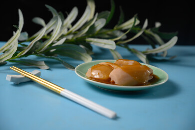 桌面上的盘子里的美味可口的焖莲藕