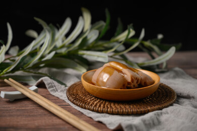 桌面上的盘子里的美味可口的焖莲藕