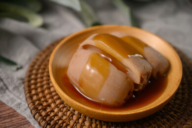 桌面上的盘子里的美味可口的焖莲藕