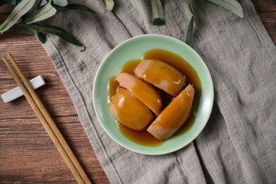 桌面上的盘子里的美味可口的焖莲藕