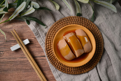 桌面上的盘子里的美味可口的焖莲藕