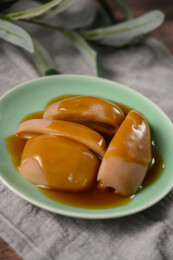 桌面上的盘子里的美味可口的焖莲藕