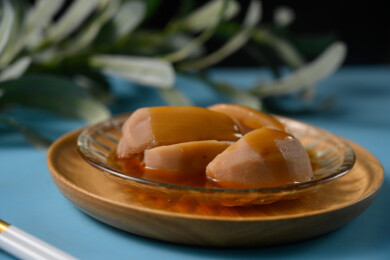 桌面上的盘子里的美味可口的焖莲藕