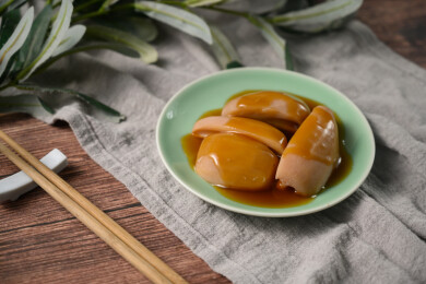 桌面上的盘子里的美味可口的焖莲藕