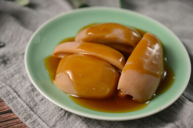 桌面上的盘子里的美味可口的焖莲藕