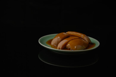 桌面上的盘子里的美味可口的焖莲藕