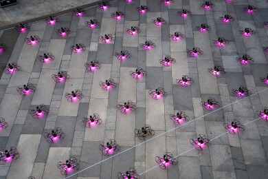 广场空地无人机群