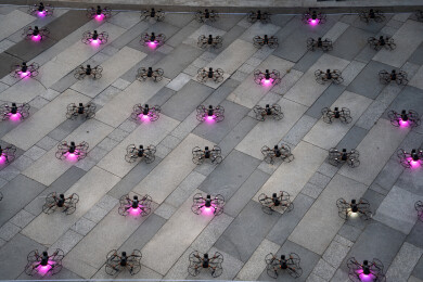 广场空地无人机群