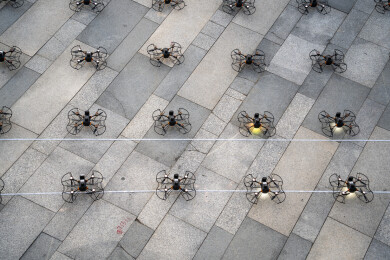 空地上准备表演的无人机编队