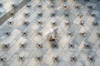 空地上准备表演的无人机编队