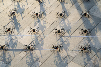 空地上准备表演的无人机编队