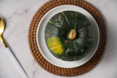 桌面上的盘子里的美味可口的新鲜南瓜