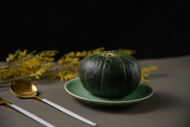 桌面上的盘子里的美味可口的新鲜南瓜