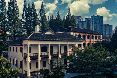 蓝天白云下的南通城市博物馆