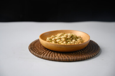 桌面上的盘子里的美味可口的茉莉花茶