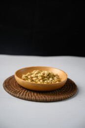 桌面上的盘子里的美味可口的茉莉花茶