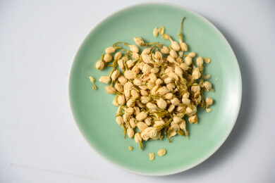 桌面上的盘子里的美味可口的茉莉花茶