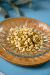 桌面上的盘子里的美味可口的茉莉花茶