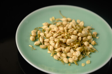 桌面上的盘子里的美味可口的茉莉花茶