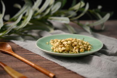 桌面上的盘子里的美味可口的茉莉花茶