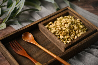 桌面上的盘子里的美味可口的茉莉花茶