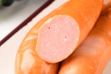 盘子上的香脆原味烤肠