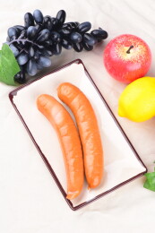 盘子上的香脆原味烤肠