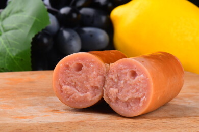 案板上掰开的香脆原味烤肠