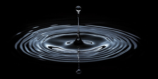 黑色背景下水滴的特写镜头