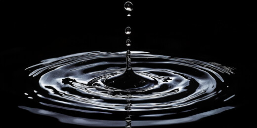 黑色背景下水滴的特写镜头