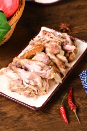 盘子上的德州风味扒鸡