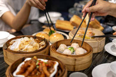 餐桌上各式各样的广式点心