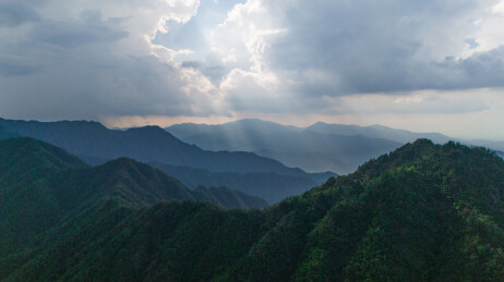 透过云层空洞射下的耶稣光