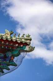 蓝天白云下的北京天坛公园古建筑仙人走兽